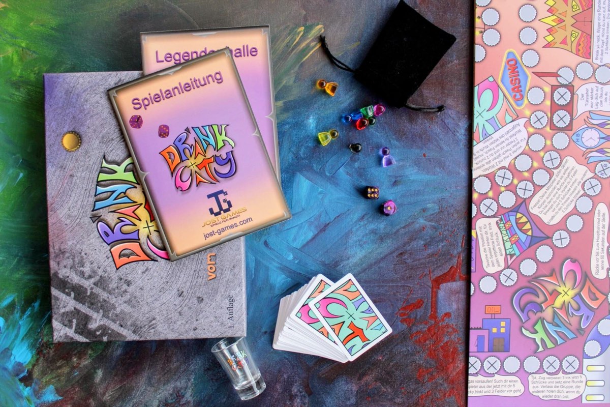 Nahaufnahme des Drink-City-Spielbretts mit Stadtfeldern, Ereignistexten und Kartenstapel