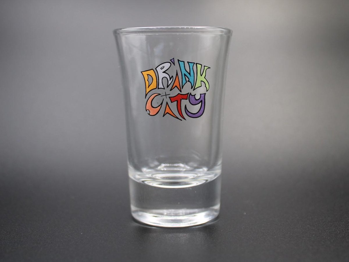 Drink City Shotglas mit aufgedrucktem Graffiti-Logo