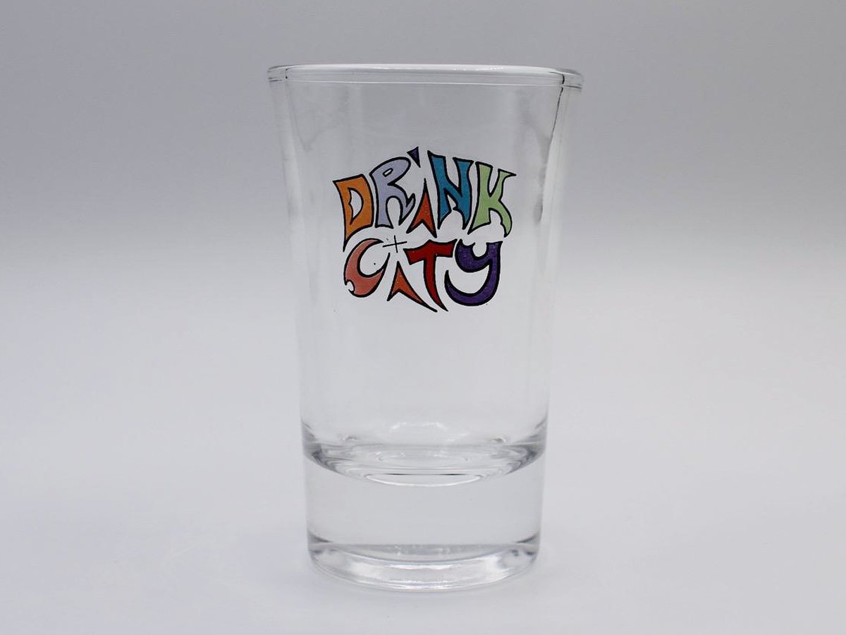 Drink City Shotglas vor weissem Hintergrund